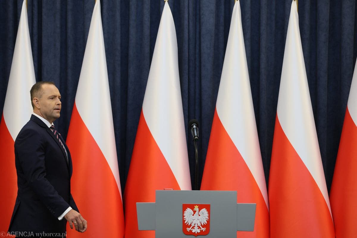 Okładka artykułu: Polska na krawędzi kryzysu konstytucyjnego. Spór o sędziów TK może sparaliżować państwo